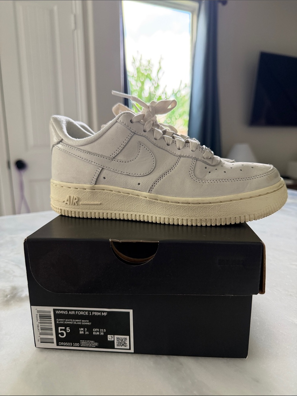 Nike Men’s Low Top Sneakers in Light Grey and Cream